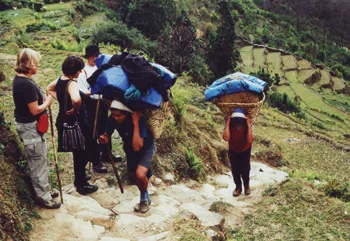 Sherpas tragen schwere Lasten im Hochgebirge